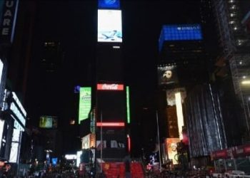 APAGAN LUCES DE TIMES SQUARE EN RECLAMO POR LA FALTA DE APOYO A LAS EMPRESAS