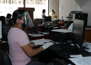 EL H. AYUNTAMIENTO DE LÁZARO CÁRDENAS CONTINÚA ATENDIENDO A LA CIUDADANÍA QUE ACUDE A REALIZAR DIFERENTES TRÁMITES Y PAGOS.