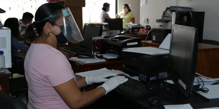 EL H. AYUNTAMIENTO DE LÁZARO CÁRDENAS CONTINÚA ATENDIENDO A LA CIUDADANÍA QUE ACUDE A REALIZAR DIFERENTES TRÁMITES Y PAGOS.