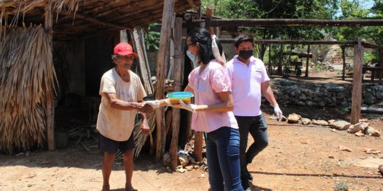 DIF MUNICIPAL ENTREGA RACIONES DE COMIDA PARA ADULTOS MAYORES EN CONDICIONES DE VULNERABILIDAD