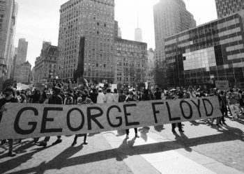 EL EX OFICIAL DE POLICÍA DEREK CHAUVIN FUE ACUSADO DE ASESINATO Y HOMICIDIO INVOLUNTARIO EN TERCER GRADO EL VIERNES MIENTRAS QUE LAS MANIFESTACIONES POR GEORGE FLOYD CONTINÚAN A NIVEL MUNDIAL