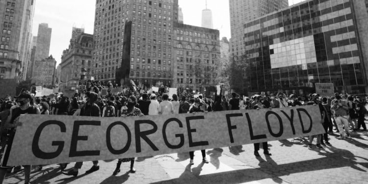 EL EX OFICIAL DE POLICÍA DEREK CHAUVIN FUE ACUSADO DE ASESINATO Y HOMICIDIO INVOLUNTARIO EN TERCER GRADO EL VIERNES MIENTRAS QUE LAS MANIFESTACIONES POR GEORGE FLOYD CONTINÚAN A NIVEL MUNDIAL