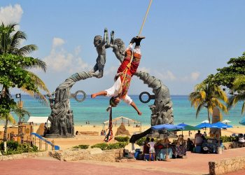 LOS VOLADORES DE PAPANTLA ACOMPAÑAN LA MODERNIZACIÓN DE LA QUINTA AVENIDA