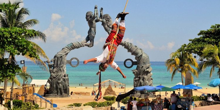 LOS VOLADORES DE PAPANTLA ACOMPAÑAN LA MODERNIZACIÓN DE LA QUINTA AVENIDA