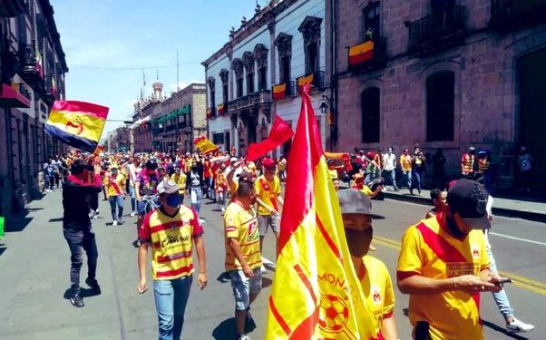 PROTESTA LA GENTE EN MORELIA PORQUE SE LLEVAN A MONARCAS A MAZATLÁN