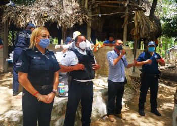 POLICÍAS DE SOLIDARIDAD OBSEQUIAN ALIMENTOS EN UNA COMUNIDAD
