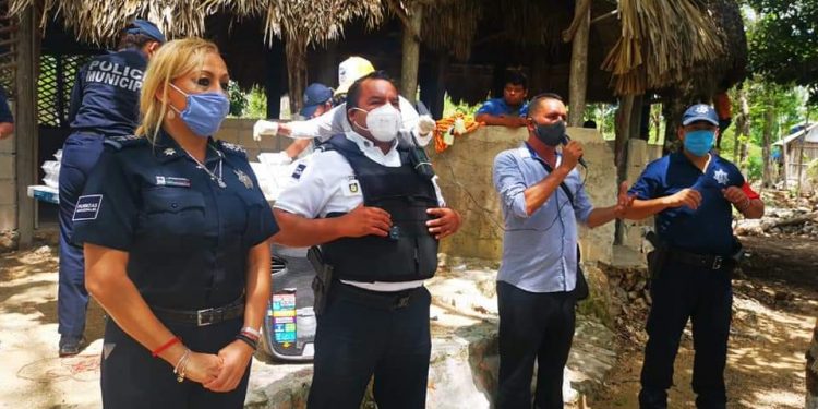 POLICÍAS DE SOLIDARIDAD OBSEQUIAN ALIMENTOS EN UNA COMUNIDAD