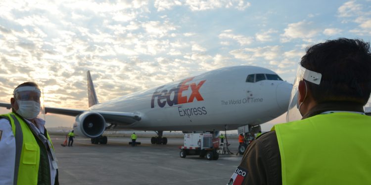 ARRIBO DE EQUIPO MÉDICO PROCEDENTE DE ESTADOS UNIDOS AL AEROPUERTO INTERNACIONAL DE TOLUCA, ESTADO DE MÉXICO.