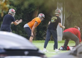 TOM BRADY NO PIERDE EL TIEMPO, YA LANZÓ PASES A SUS RECEPTORES EN UNA PREPA DE TAMPA BAY
