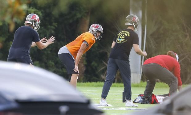 TOM BRADY NO PIERDE EL TIEMPO, YA LANZÓ PASES A SUS RECEPTORES EN UNA PREPA DE TAMPA BAY