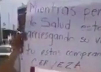 ENFERMERA LLORA AL VER A LA GENTE  FORMADA PARA COMPRAR CERVEZA