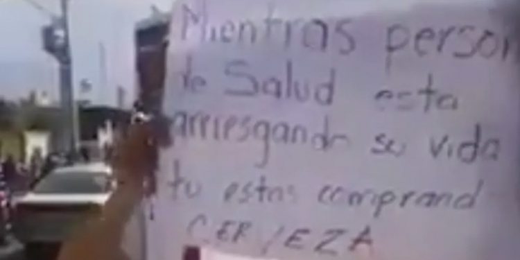 ENFERMERA LLORA AL VER A LA GENTE  FORMADA PARA COMPRAR CERVEZA