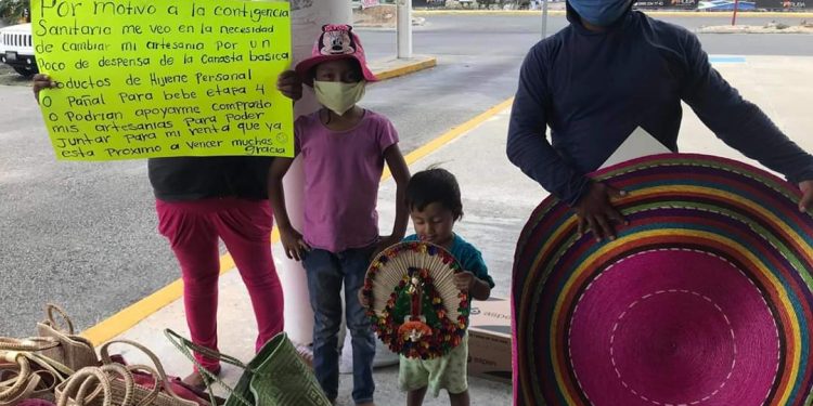 ARTESANOS OFRECEN SUS PRODUCTOS EN VENTA O A CAMBIO DE UNA DESPENSA