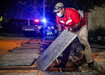 TRABAJA PROTECCIÓN CIVIL Y BOMBEROS HORAS EXTRA PARA ESTAR AL CIEN POR CIENTO CON LAS REJILLAS ANTE INICIO DE LLUVIAS