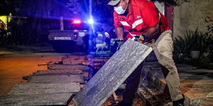 TRABAJA PROTECCIÓN CIVIL Y BOMBEROS HORAS EXTRA PARA ESTAR AL CIEN POR CIENTO CON LAS REJILLAS ANTE INICIO DE LLUVIAS