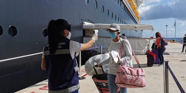 APLICAN MEDIDAS SANITARIAS EN DESCENSO DE CRUCERO DE DISNEY EN COZUMEL