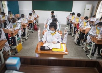 EN CHINA REGRESAN A CLASES CON UN BRAZALETE QUE DETECTA CONTAGIOS