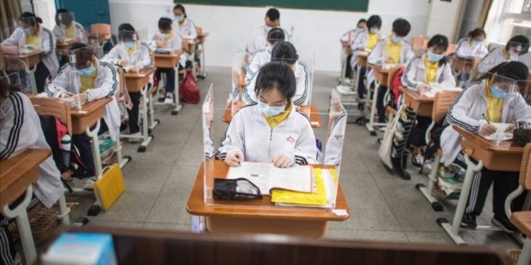 EN CHINA REGRESAN A CLASES CON UN BRAZALETE QUE DETECTA CONTAGIOS