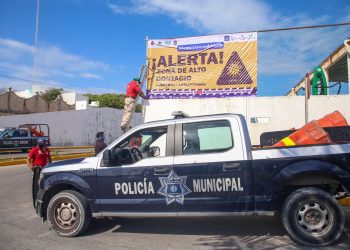 COLOCAN EN ISLA MUJERES LONAS INFORMATIVAS EN ZONAS DE ALTA CONCENTRACIÓN POBLACIONAL COMO MEDIDA PREVENTIVA POR COVID-19