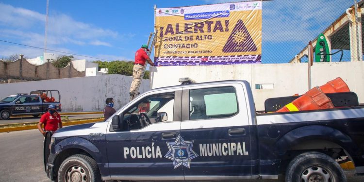 COLOCAN EN ISLA MUJERES LONAS INFORMATIVAS EN ZONAS DE ALTA CONCENTRACIÓN POBLACIONAL COMO MEDIDA PREVENTIVA POR COVID-19
