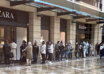 ROMPEN CUARENTENA EN PARÍS Y LA GENTE ACUDE EN GRAN NÚMERO A COMPRAR ROPA A ZARA