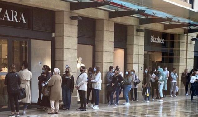 ROMPEN CUARENTENA EN PARÍS Y LA GENTE ACUDE EN GRAN NÚMERO A COMPRAR ROPA A ZARA