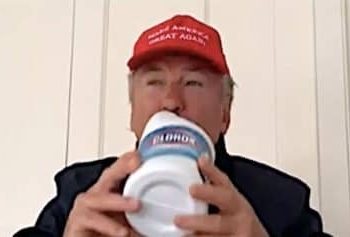 ALEC BALDWIN IMITA A DONALD TRUMP Y BEBE DESINFECTANTE