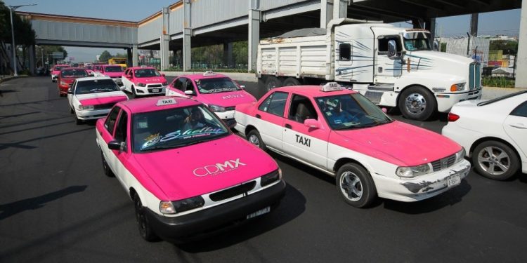 ANUNCIA AMLO CRÉDITOS DEL FONACOT EN APOYO A TAXISTAS Y COMERCIANTES