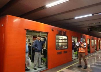 AUXILIAN A INDIGENTE CON SÍNTOMAS DE COVID-19 CERCA DEL METRO EN CDMX