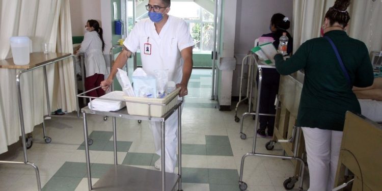 AÍSLAN A 82 TRABAJADORES DE HOSPITAL DE CHIAPAS POR COVID-19