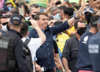 BOLSONARO IGNORA RECOMENDACIONES Y SE MEZCLA EN MULTITUDINARIA MANIFESTACIÓN