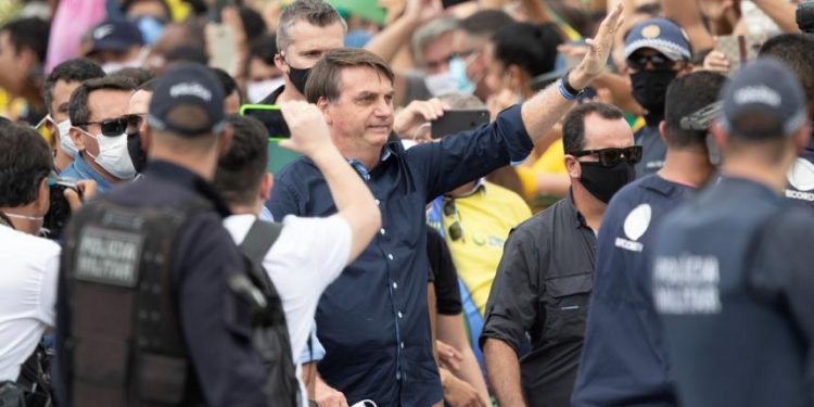 BOLSONARO IGNORA RECOMENDACIONES Y SE MEZCLA EN MULTITUDINARIA MANIFESTACIÓN