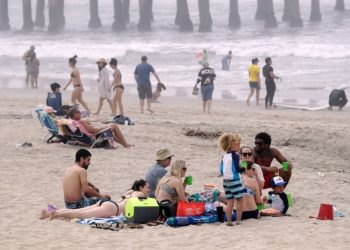 CALIFORNIA ORDENA CERRAR LAS PLAYAS ABARROTADAS EL PASADO FIN DE SEMANA