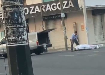 CARROZA FÚNEBRE TIRA UN CUERPO EN CALLES DE VERACRUZ POR ERROR
