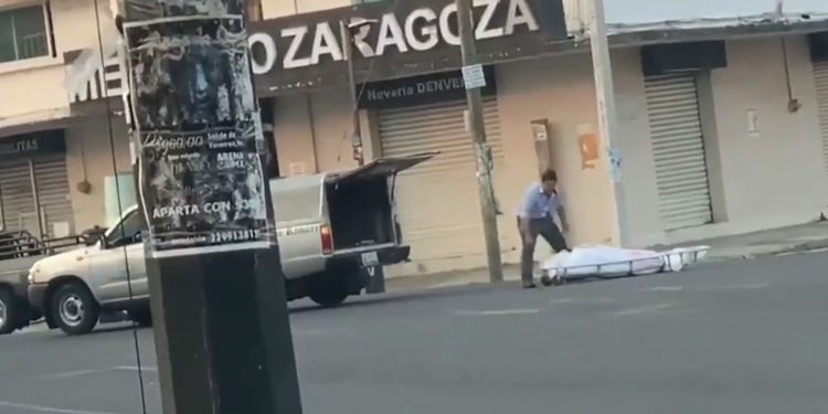 CARROZA FÚNEBRE TIRA UN CUERPO EN CALLES DE VERACRUZ POR ERROR