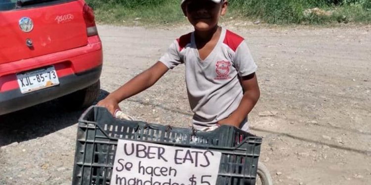 CHUMEL TORRES REGALA TABLET A NIÑO QUE SE HIZO VIRAL POR HACER MANDADOS EN TAMAULIPAS
