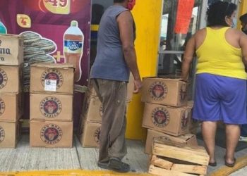 EN COATZACOALCOS, VERACRUZ, OLVIDAN LA «SANA DISTANCIA» PARA COMPRAR CERVEZA