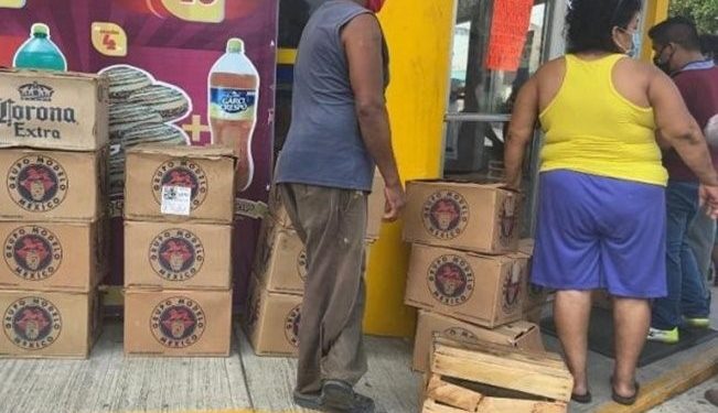 EN COATZACOALCOS, VERACRUZ, OLVIDAN LA «SANA DISTANCIA» PARA COMPRAR CERVEZA