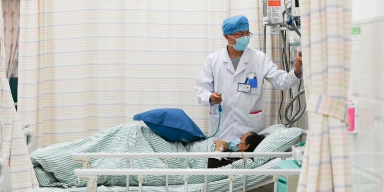 ENFERMEDADES CRÓNICAS TRIPLICAN TASA DE LETALIDAD DEL COVID-19