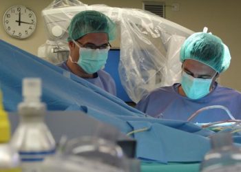 ESPAÑA REGISTRA UN LIGERO REPUNTE EN MUERTES Y NUEVOS CASOS POR COVID-19