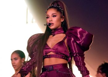 FAN DE ARIANA GRANDE TRATA DE ASESINARLA