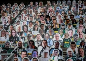 LA LIGA ALEMANA EN SU REGRESO TENDRÁ HINCHAS DE CARTÓN