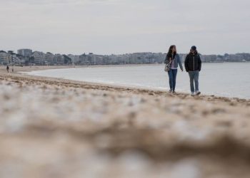FRANCIA REABRE SUS PLAYAS SÓLO PARA BAÑARSE O HACER DEPORTE