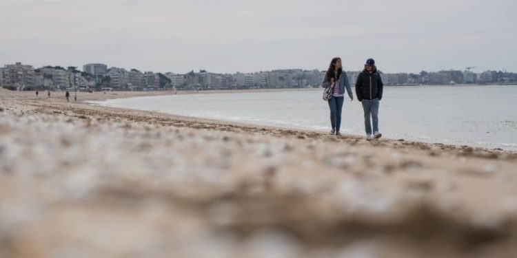 FRANCIA REABRE SUS PLAYAS SÓLO PARA BAÑARSE O HACER DEPORTE