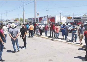 IGNORAN CUARENTENA Y HACEN ENORMES FILAS POR CERVEZA EN SONORA