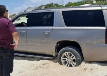 DETIENEN A HOMBRE QUE METIÓ SU CAMIONETA A PLAYA DELFINES PARA TOMARSE UNA FOTO