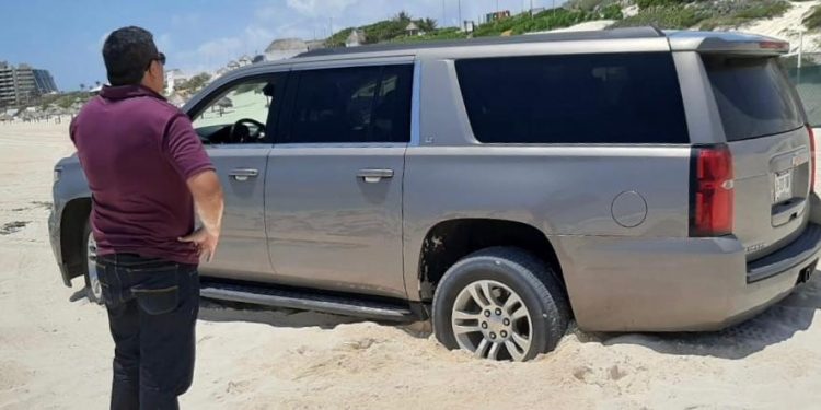 DETIENEN A HOMBRE QUE METIÓ SU CAMIONETA A PLAYA DELFINES PARA TOMARSE UNA FOTO
