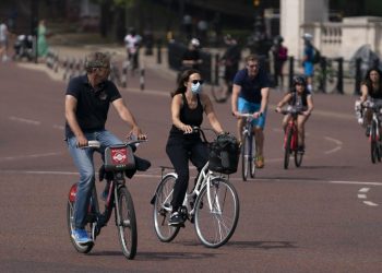 INGLATERRA AUTORIZA RETORNO AL TRABAJO Y SALIDAS CON DISTANCIAMIENTO