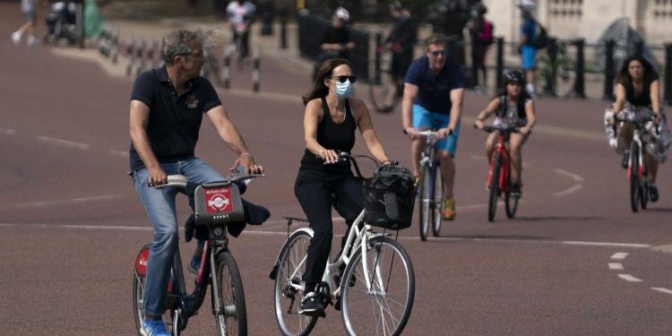 INGLATERRA AUTORIZA RETORNO AL TRABAJO Y SALIDAS CON DISTANCIAMIENTO