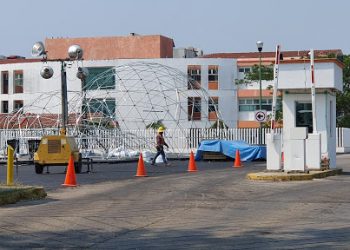 INSTALAN «BURBUJAS» EN HOSPITAL PARA ATENDER COVID-19